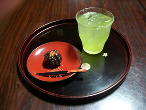 和菓子と粉末緑茶